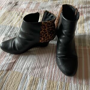 Black and leopard print bootys